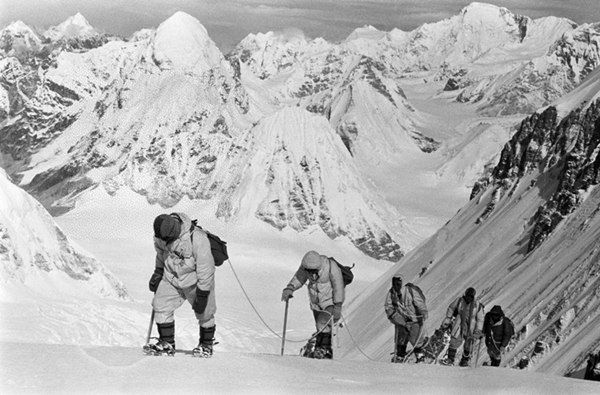 △1960年5月，中國登山隊(duì)隊(duì)員在海拔7150米的冰雪坡上行進(jìn)。