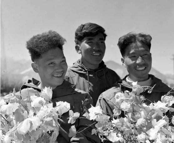 △1960年5月25日凌晨4點(diǎn)20分，中國登山隊(duì)隊(duì)員成功登上珠穆朗瑪峰。（右起）王富洲、貢布（藏族）和屈銀華。